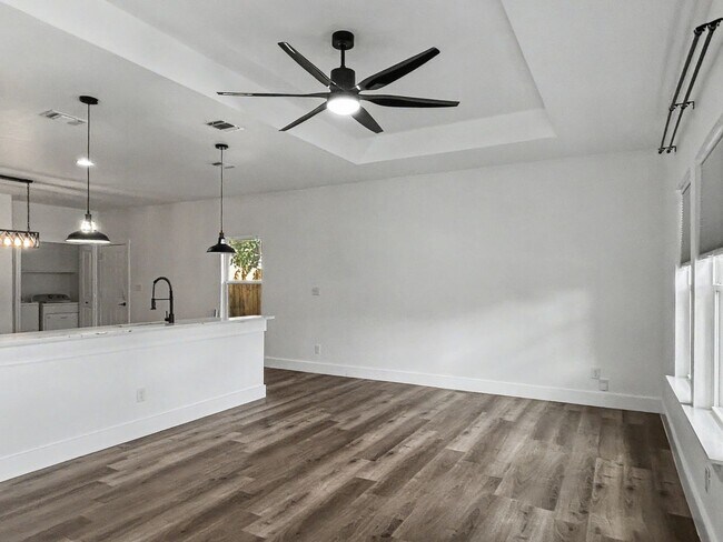 Foto del edificio - Modern 3-Bedroom Home Near Downtown