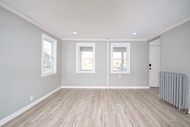 Foto del edificio - Rare Chance for a 5 Bedroom, Single Family...