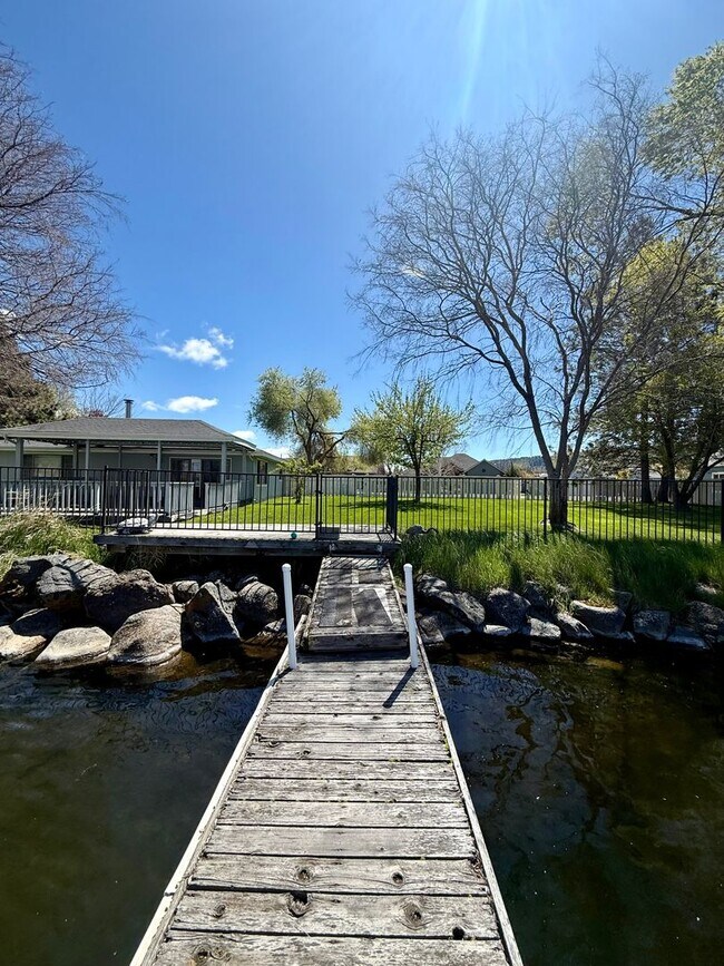 Foto del edificio - Hard to find 3 Bdrm, 2 Bath home in Harbor isles on the canal 2 miles to Sky Lakes Medical Ctr an...