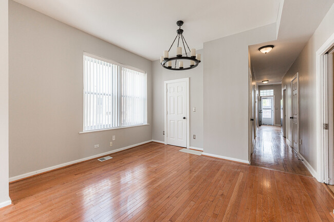 Building Photo - 2916 W Warren Blvd
