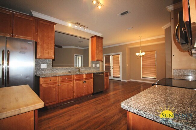 Building Photo - Stunning 5 Bedroom Home in Crestview