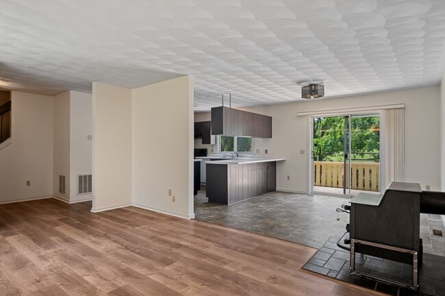 Building Photo - 3 or 4 Bed/ 3 1/2 bath