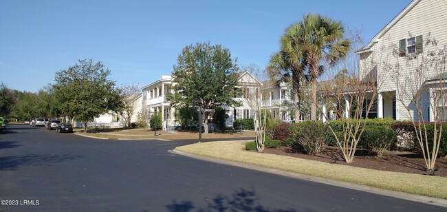 Foto del edificio - 166 Westbury Pk Wy
