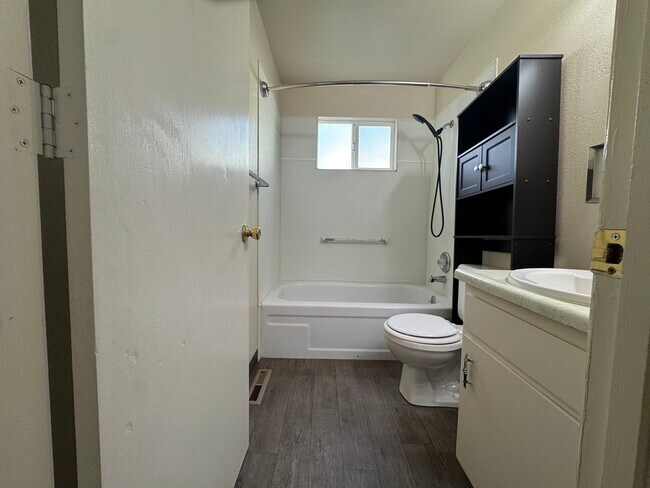 Foto del edificio - 1380 Kittyhawk Ave