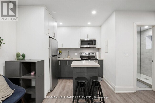 Photo du bâtiment - 595 St Clair Ave W