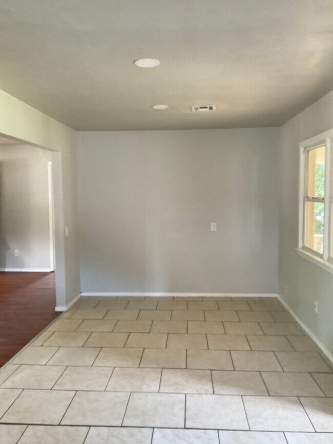 Building Photo - Three or Four Bedroom