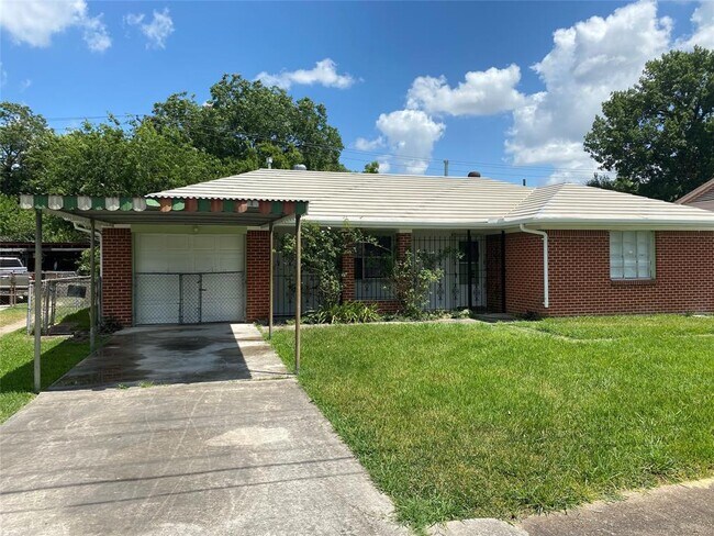 Building Photo - 347 Victoria Dr