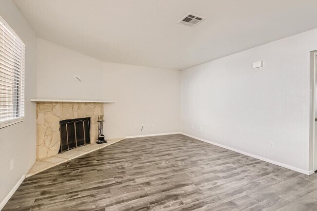 Building Photo - Upgraded 1st Floor Unit 2 Bed, 2 Bath Cond...