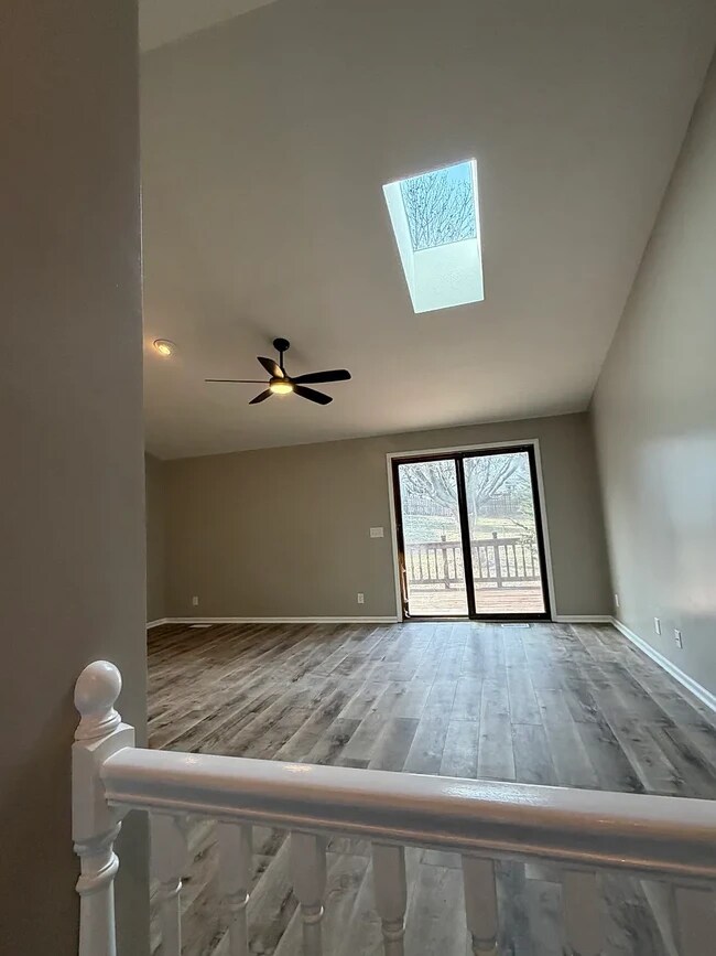 Una toma del tragaluz en la sala de estar del piso principal. - 6718 S 87th St