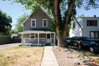 149-148 8 St SE