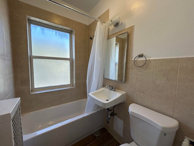 Foto del edificio - 2718 N Milwaukee Ave