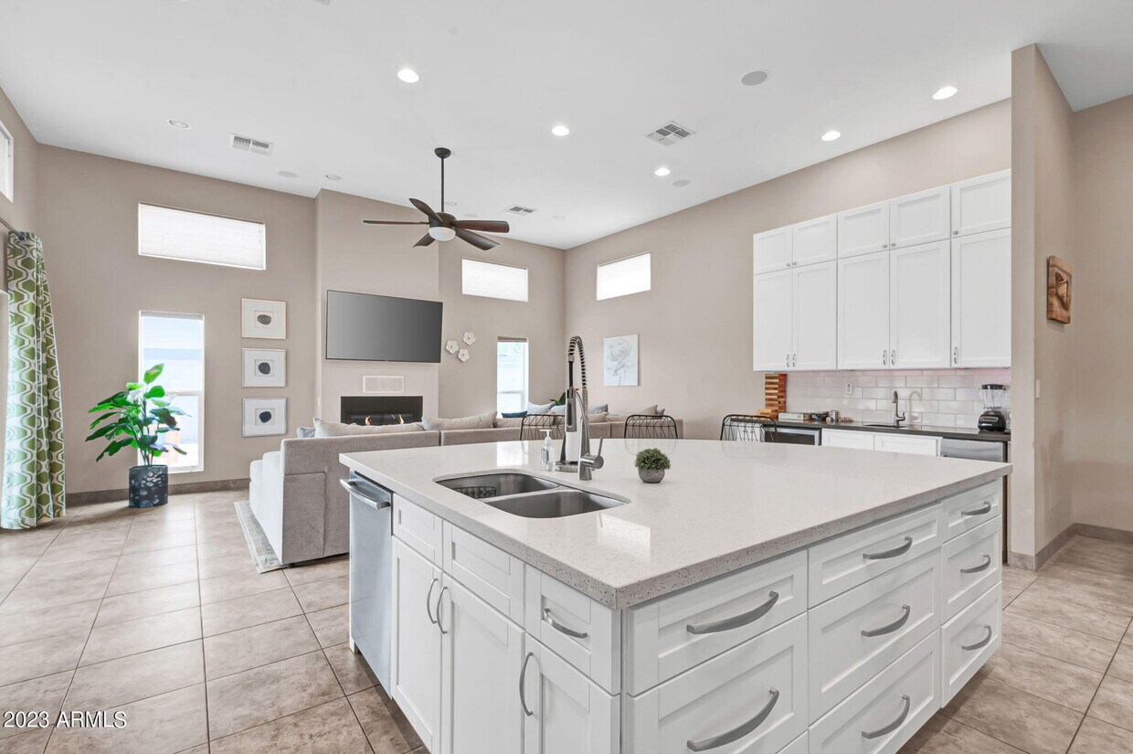 Primary Photo - 4041 E St Joseph Way