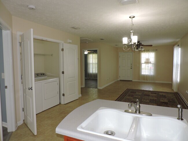 Foto del edificio - 121 Half Acre Ln