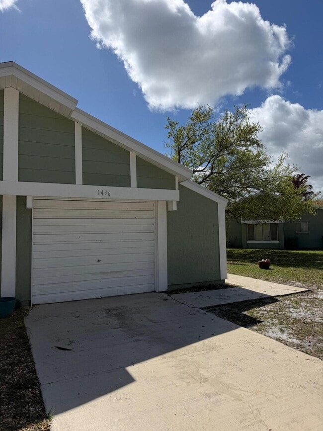 Building Photo - 1456 SE Rivergreen Cir