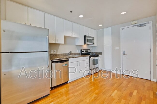 Building Photo - 260 King St