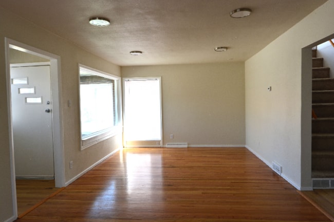 Building Photo - Completely Renovated Three Bedroom Apartment