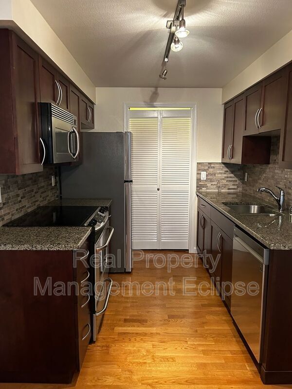 Building Photo - 3045 20th Ave W