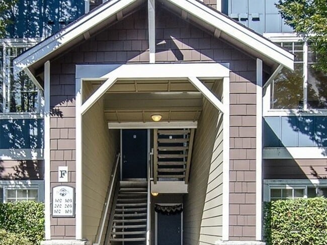 Building Photo - 2 Bedroom Condo in Sammamish