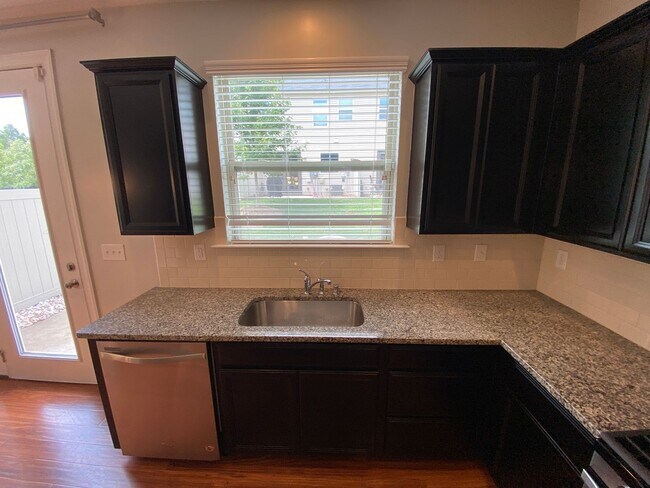 Foto del edificio - Pristine Townhome located in Stonehaven at Berewick!