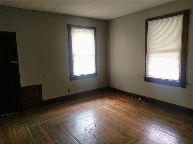 Building Photo - Large 5 Bedroom Close to Campus