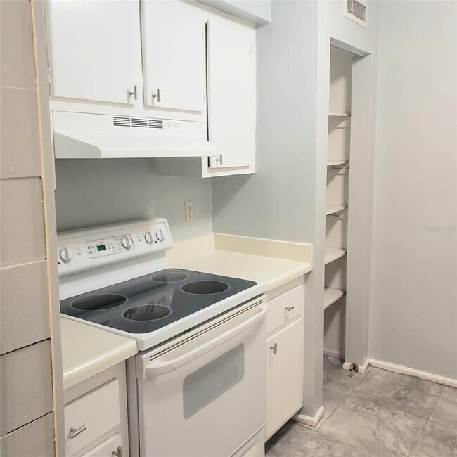 Building Photo - 305 Wellington Ct