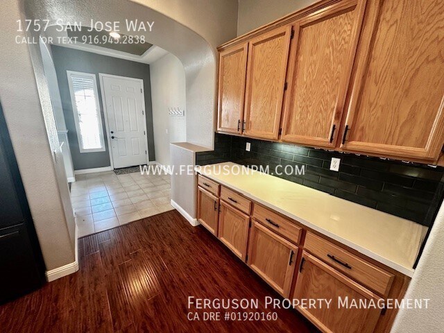 Building Photo - Three Bedroom Home Close to Coyote Ridge E...