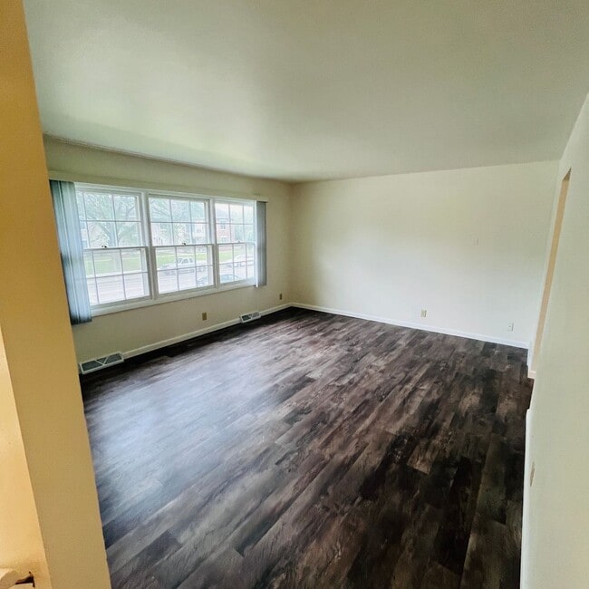 Building Photo - 2000/2004 Wyoming Ave