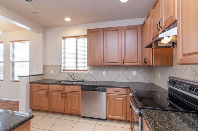 Foto del edificio - End Unit Townhouse Available Now!