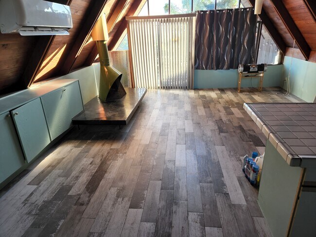 Foto del edificio - 3367 N Crest Dr