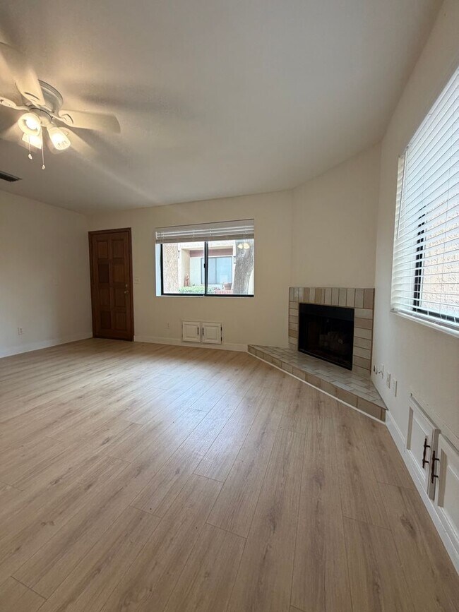 Foto del edificio - Stunning Midtown 2 Bedroom 2 Bath Townhome in Gated Community!