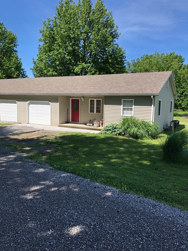 713 Laura Ln Unit 1, Carterville, IL 62918 Room for Rent in
