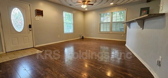 Building Photo - 877 Lasser Dr