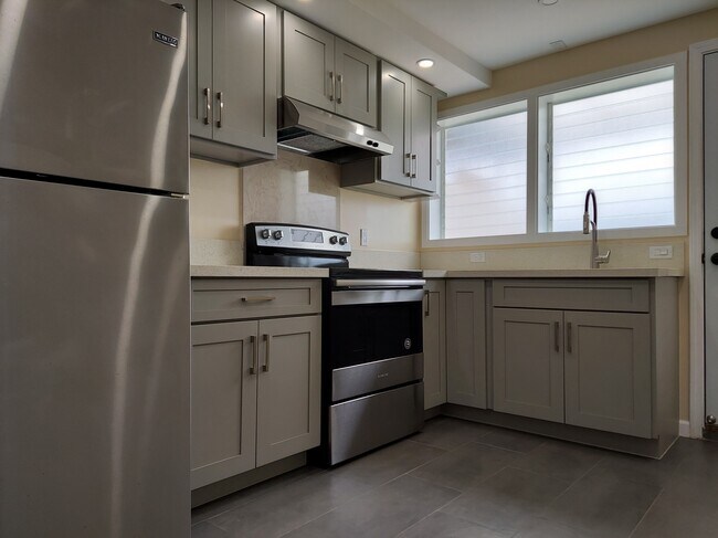 Building Photo - 98 -316 Kaamilo St