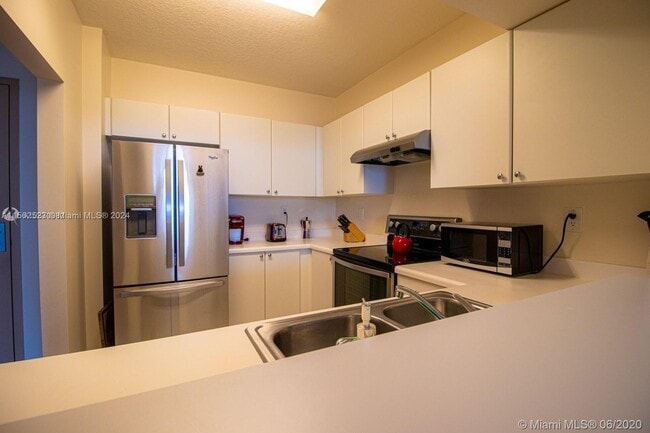 Building Photo - 3020 NE 32nd Ave