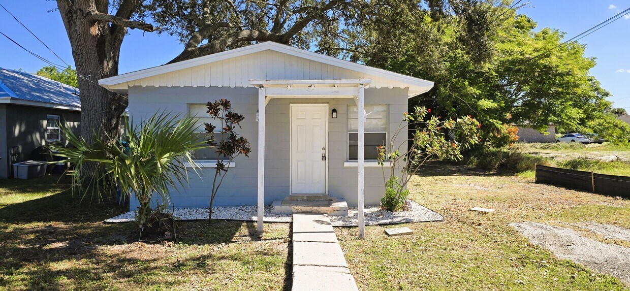 Foto principal - 134 E St