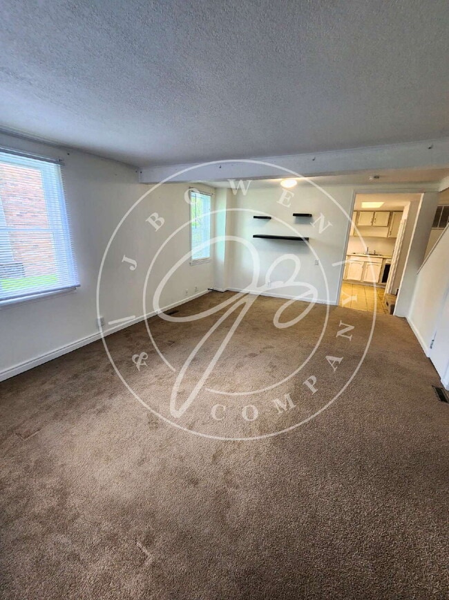 Building Photo - 2 story 2 bed with bonus room! Maumee Scho...