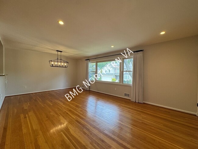 Building Photo - 1109 Hillcrest Dr SW