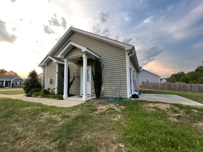 Building Photo - ADORABLE 3 BR, 2 BA HOME IN PLANTATION POINT! *SPRING CREEK SCHOOL DISTRICT*