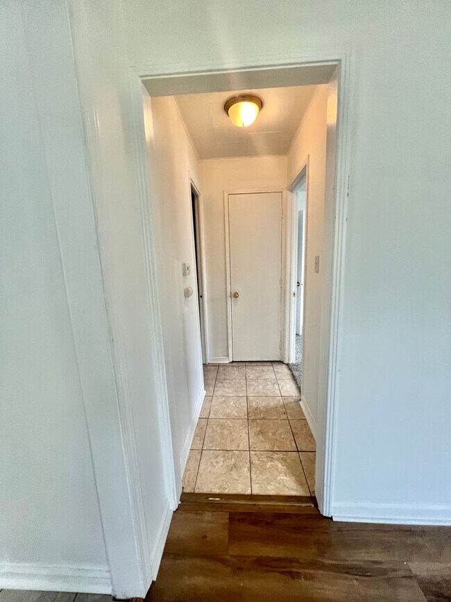 Building Photo - NEW LISTING! 1 Bedroom Duplex
