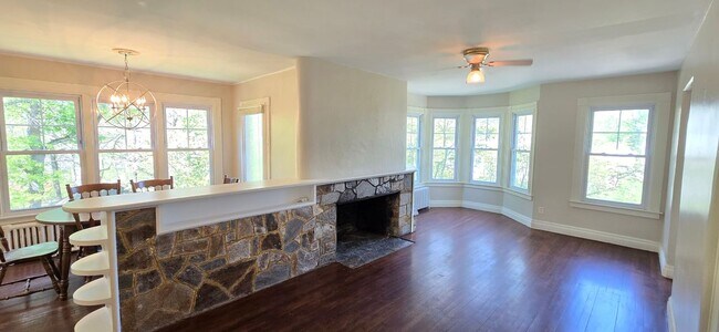 Foto del edificio - 40 Maple Grove Ave