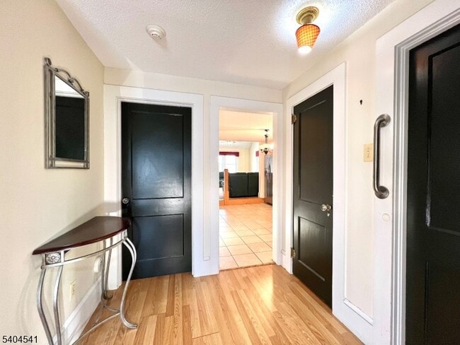 Building Photo - 24 Sycamore St