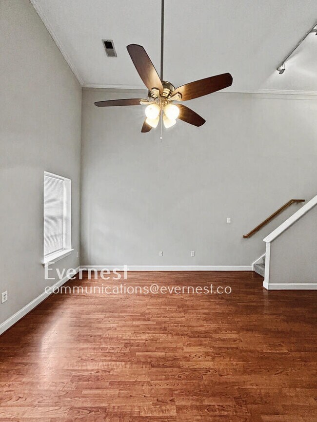 Building Photo - 2 Bed/2 Bath Condo with Off-Street Parking / Available Now!