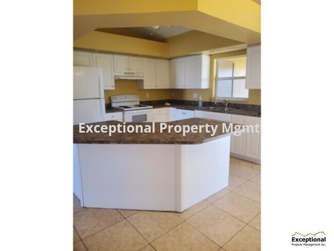 Foto del edificio - Large 4 Bedroom Home- Fresh Water Canal!