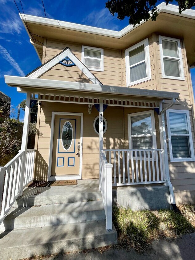 Primary Photo - Spacious 3 Bedroom 2 Bath Home in Monterey