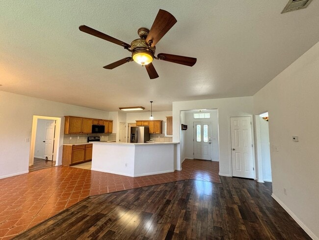 Building Photo - 212 Oak Ridge Dr