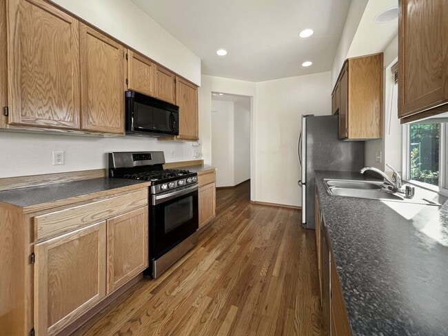 Building Photo - 2-Story home available in Kennydale.