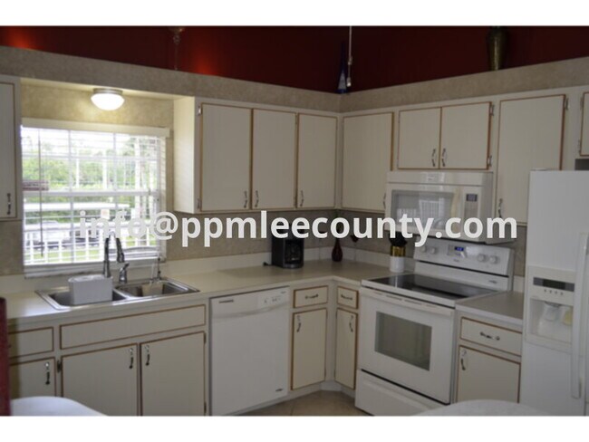 Foto del edificio - Fun and Cozy 2/2 Condo in South Fort Myers...