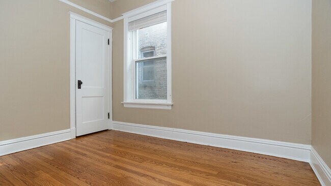 Foto del edificio - 5329 N Glenwood Ave