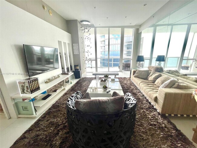 Foto del edificio - 15811 Collins Ave