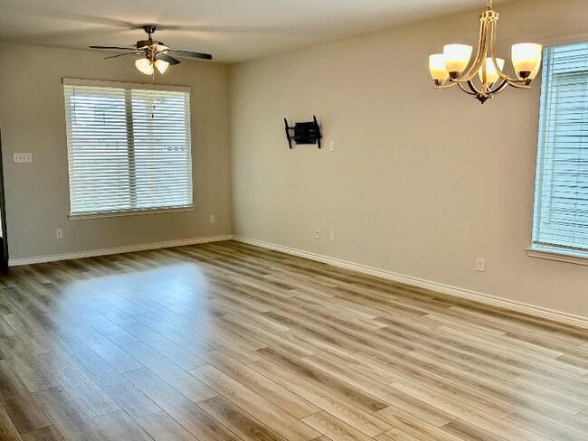 Foto del edificio - 810 Mineral Wells Ln